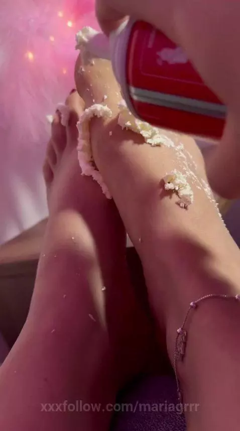A touch of cream, a little play and my feet become the perfe... by mariagrrr
