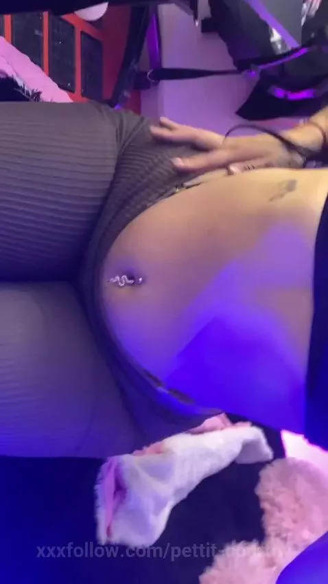 Necesito de alguien que me desnude despacio y bese cada part... by pettit-courtny