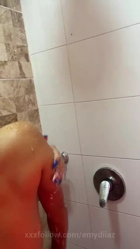 Take a shower with me by emydiiaz