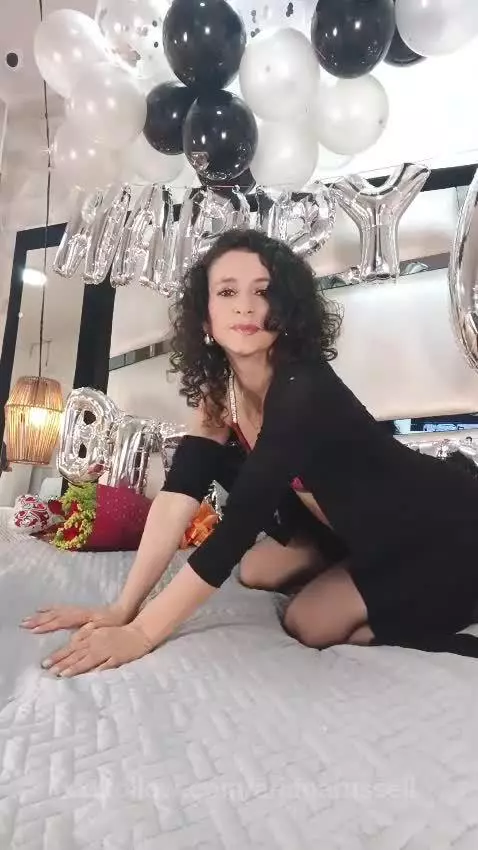 Happy birthday to me, I feel very sexy 👑🎉 by arinnarussell