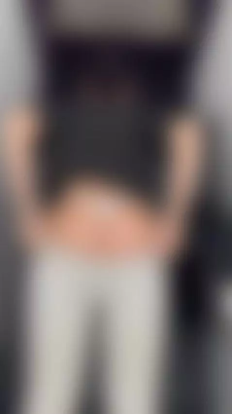 Pulling up leggings has never been this attractive 🔥 by lauraroldanc