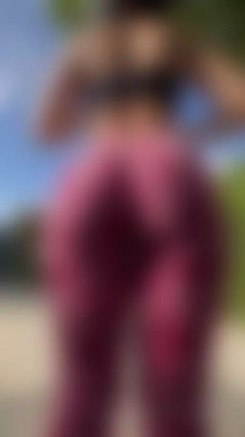 Tight leggings, irresistible curves 😏🍑… every step and every... by lauraroldanc