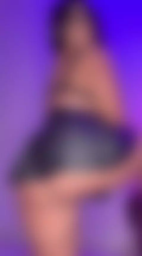 I’m live and craving some attention… will you give it to me?... by sussierogers