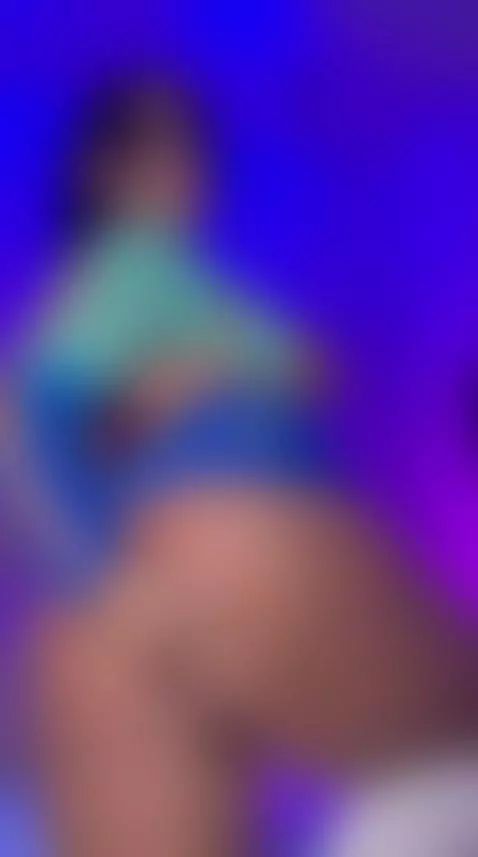 I’m in the mood to tease… who wants to be my next victim? 😈🖤 by sussierogers