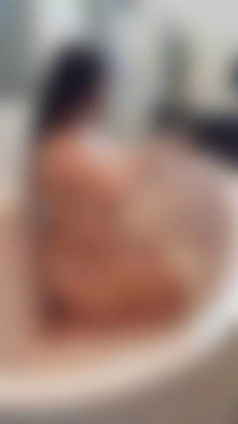 ¿A qué hora pasas por mi mente… y por mi cama?
 What time ar... by sammyfox