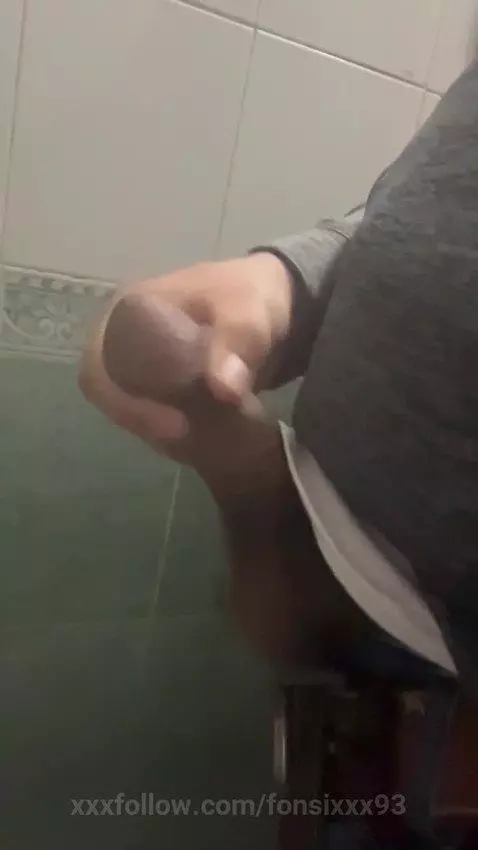 Masturbandome en el baño de mi suegra, ella se estaba bañand... by fonsixxx93