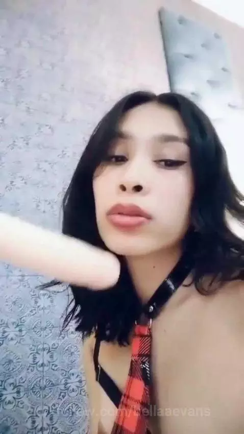 My lips are ready to wrap your desire by bellaaevans