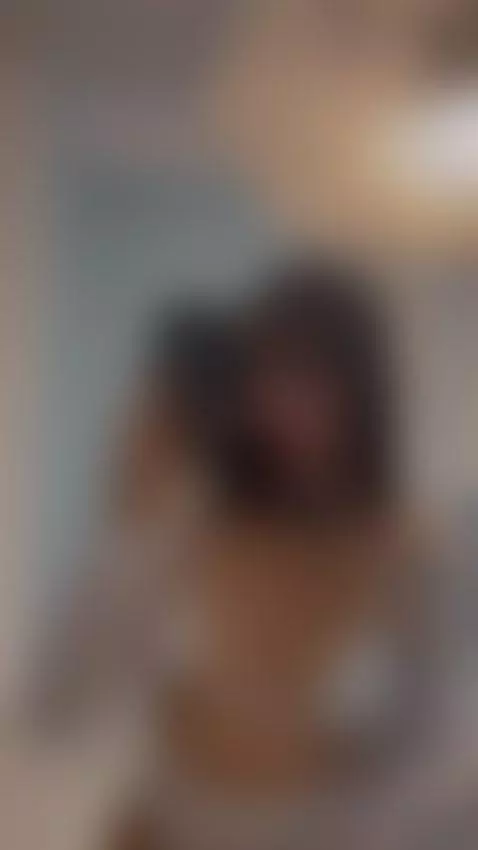 A perfect body and sweet lips by gabydurandd