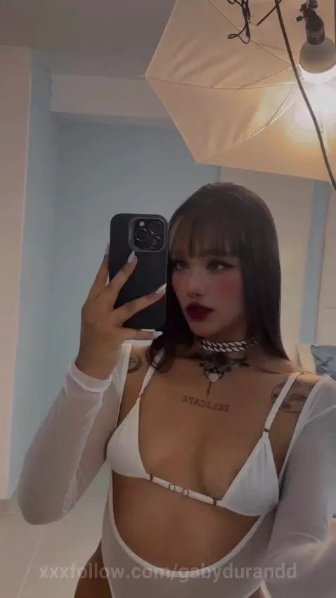 A perfect body and sweet lips by gabydurandd