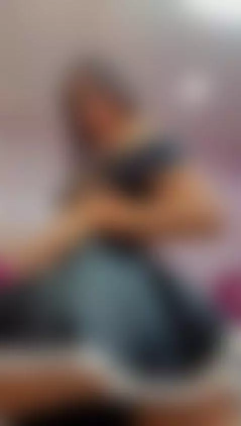 A very short skirt, we will not leave anything to the imagin... by gabydurandd