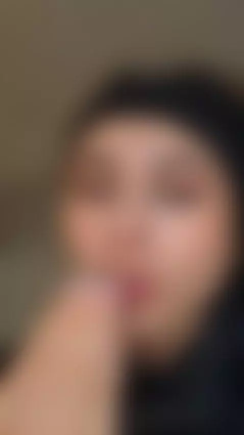 Nothing turns me on more than a deep throat blowjob. by hollyjhonson