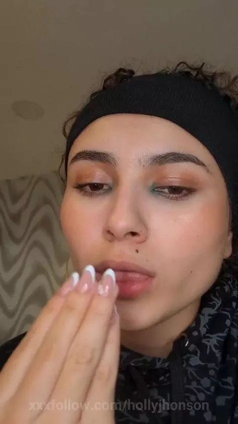 Nothing turns me on more than a deep throat blowjob. by hollyjhonson