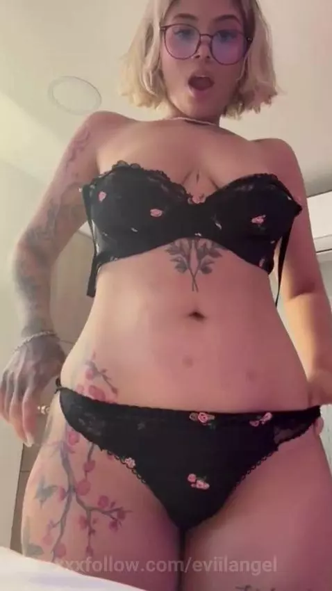 You like to see my sexy and hot body by eviilangel