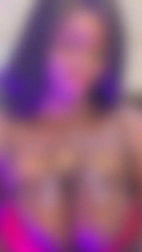 Do you like my oiled boobs ? 🍒🤤
https://es.stripchat.com/Bet... by betsybennet05