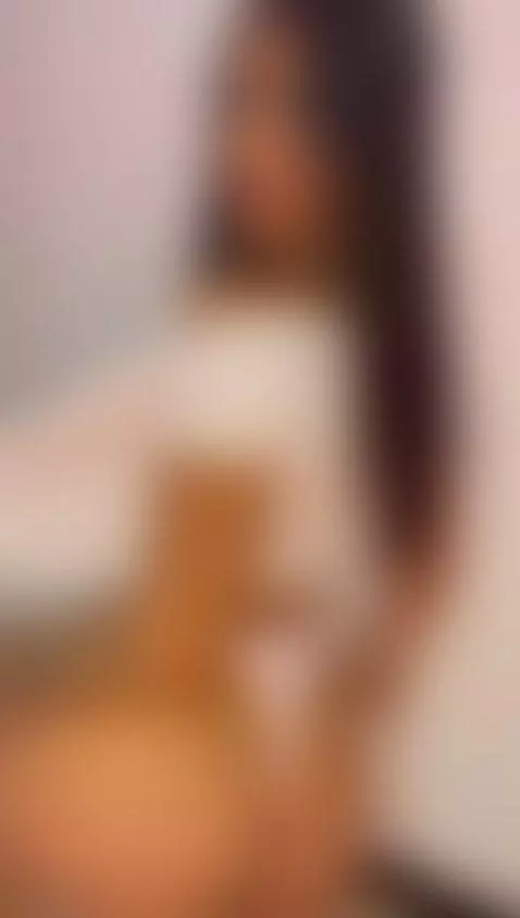 Beauty does not need to be shouted about to be desired. by candyssimons