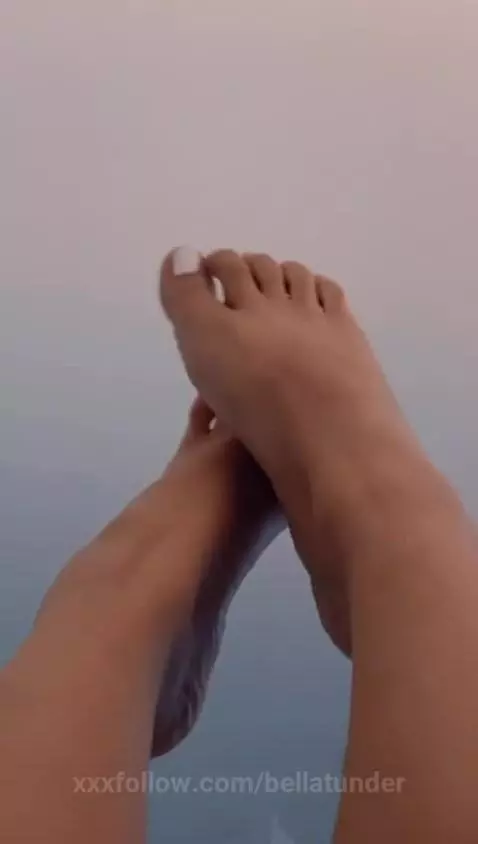 You come to see my beautiful feet, do you like them? by bellatunder