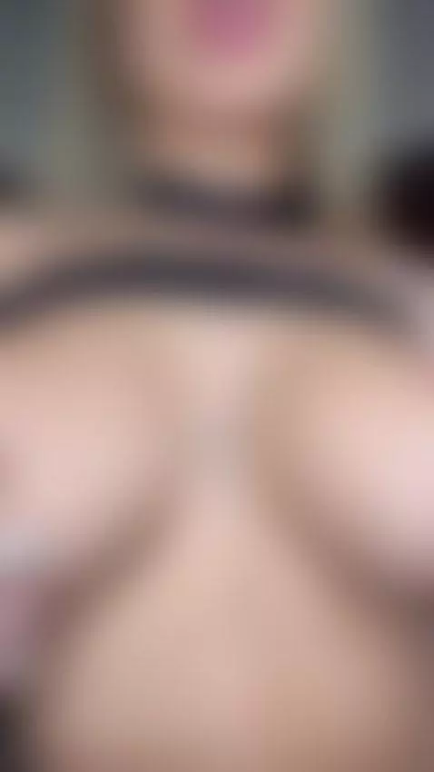 El roce suave del dildo sobre mi piel me hace suspirar… ¿Qui... by ambarsimson