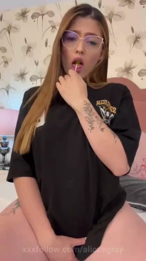 Taste my sweet lips by aliccegray