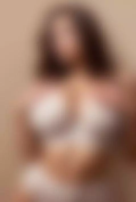 bustywoman, bigboobs, bigtits by sugarkhaos