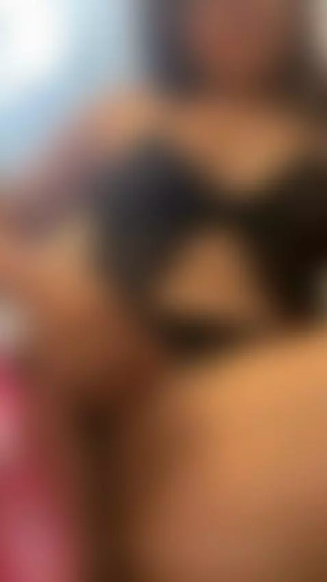 Pwenetrate me deeply, make my pussy squirt by emiliacollins