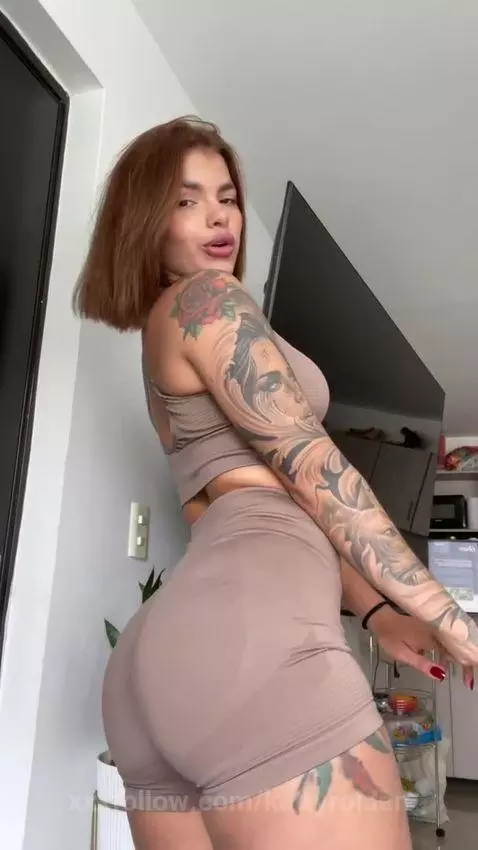 You won’t be able to look away! 🍑👀 Shaking it in this gray o... by kattyroldan