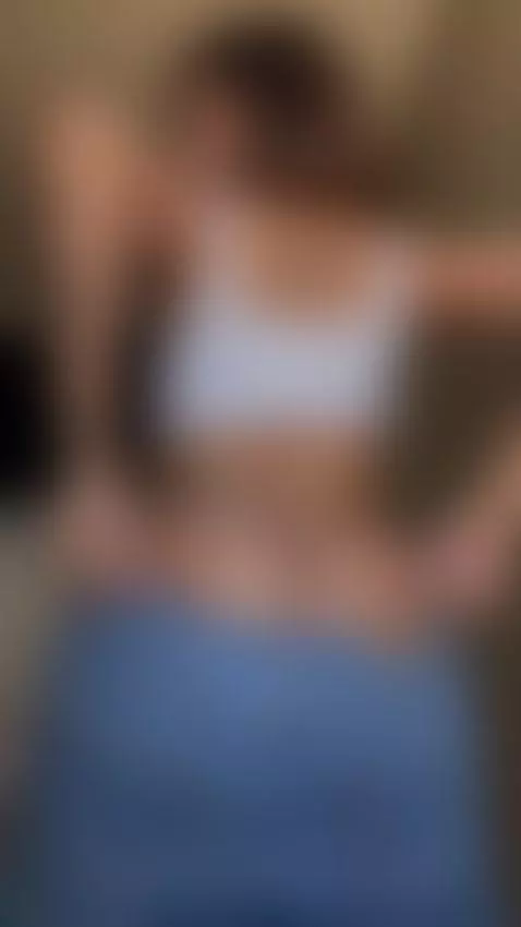 👖 When it's hard to fit, but worth the view... 😏🍑 (Follow me... by kattyroldan