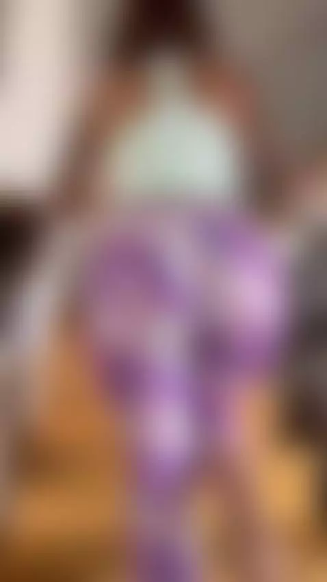 Hurry, it only gets better! 🏃‍♀️ Adjusting my leggings to cl... by kattyroldan