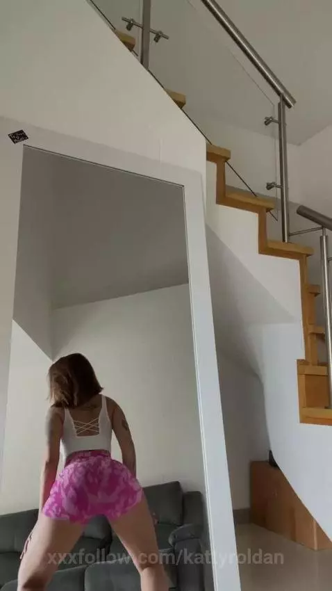 🎶 Mirror twerk—rate it from 1 to 10! 🤔💃 Drop your comment! by kattyroldan