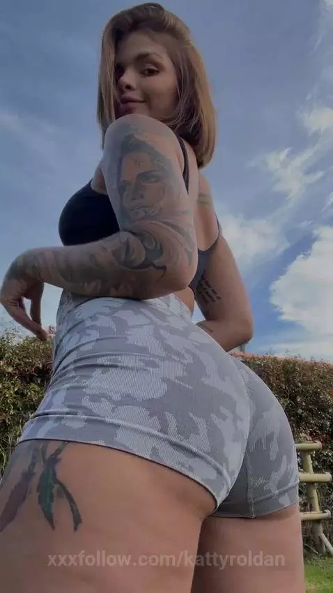 🍑 My tight leggings say it all 😏 Don’t miss more! Follow me ... by kattyroldan