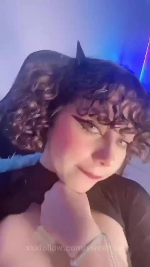 "Hoy es gratis seguirme… mañana quién sabe 😉" by sweetrosi