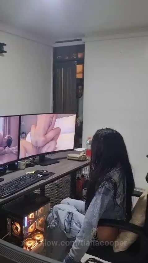 Horny in my office and my assistant that discovers😈🔥 by tianacooper