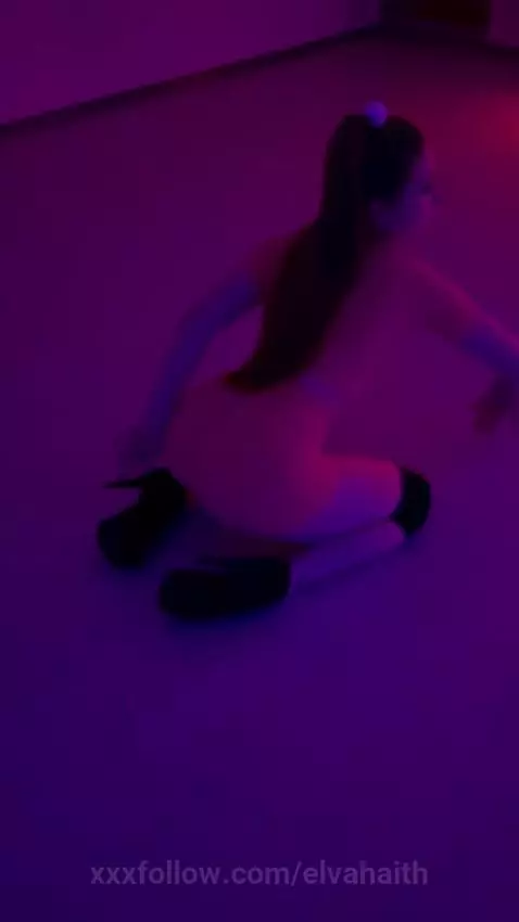 this dance is so hot that I'm burning all over by elvahaith