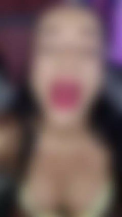 I like to suck my fingers, cocks, my mouth does wonders by liajohnsonn