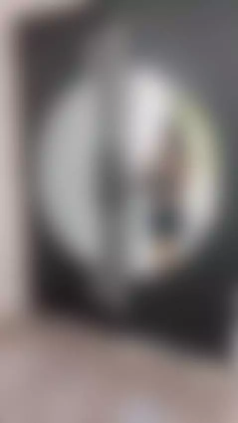 all eyes on me when i come in the door by romirain