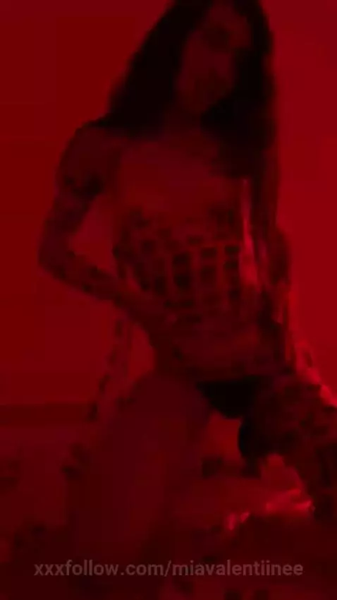 FLASHING AND DANGEROUS WOMAN 🥵🔥 by miavalentiinee