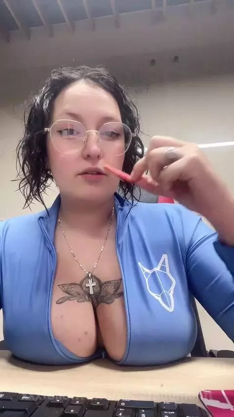 mmmmmm me pica la lengua. me la vas a liviar by deboradumontt