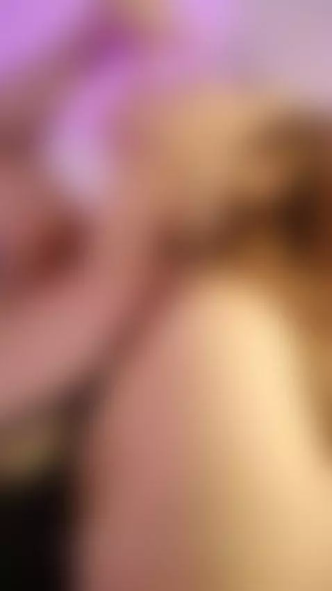 Here I am, sensual and curious ... do you accompany me? by roxiejackson