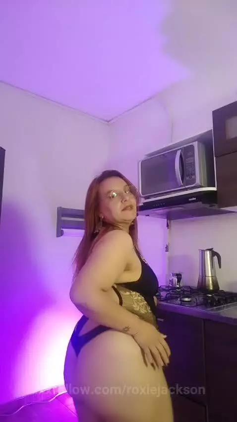 Here I am, sensual and curious ... do you accompany me? by roxiejackson