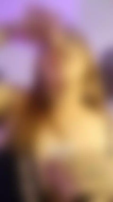 Here I am, sensual and curious ... do you accompany me? by roxiejackson