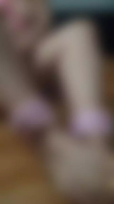 My feet are so hot by roxiejackson