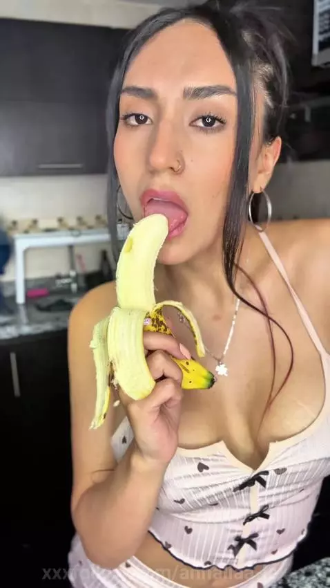 I wish this banana were yours.. 🍌💦 by annaliaa-lex