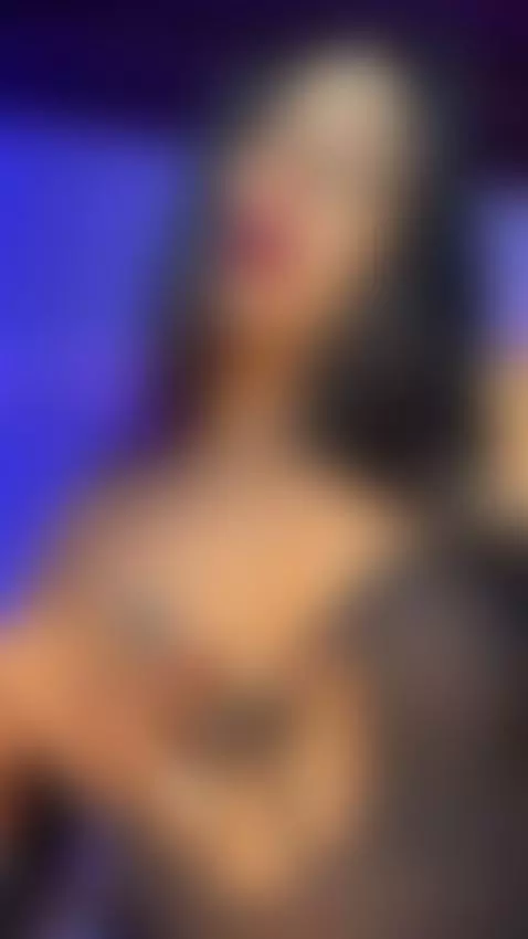 I am online now by hannaa-thompson