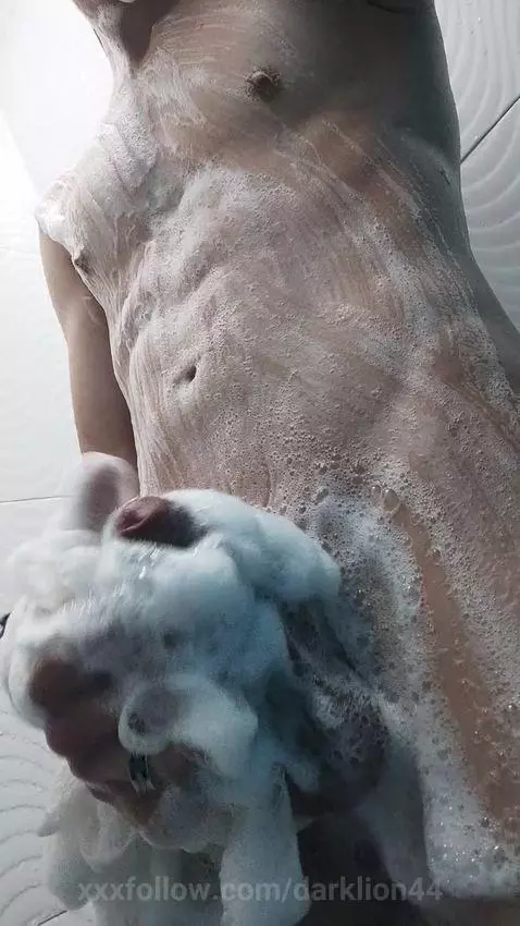 tomando un baño después de un día duro de trabajo by darklion44