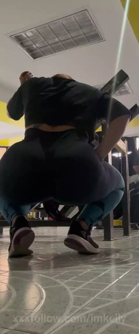 No puedo hacer ejercicio sin camaras ocultas🤭 I can't exerci... by imkelly