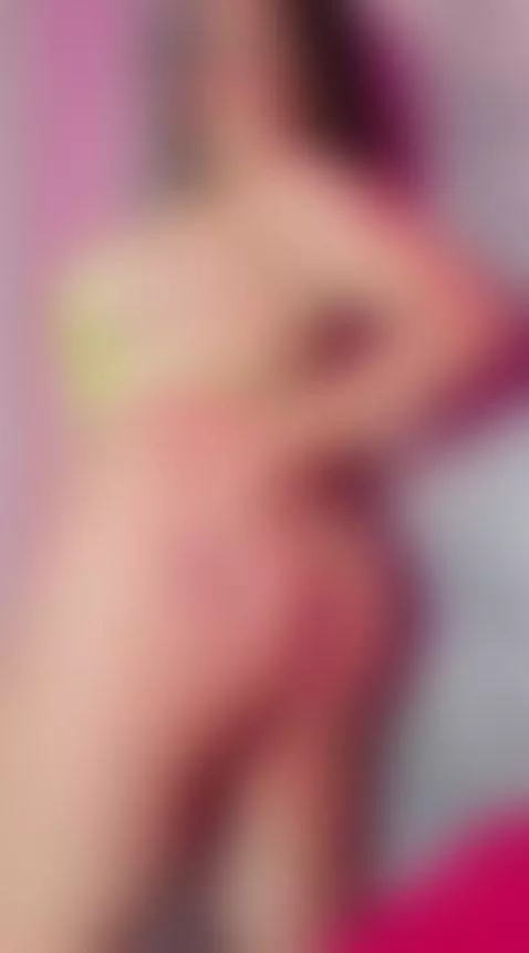 My curves look better when you’re looking at them. 🤍✨ by melissabloomm