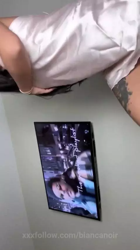 I'm gripping the sheets, click to watch me shake by biancanoir