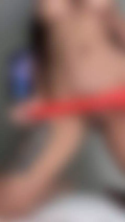 It’s stretching me so good, click to see how deep it goes by biancanoir