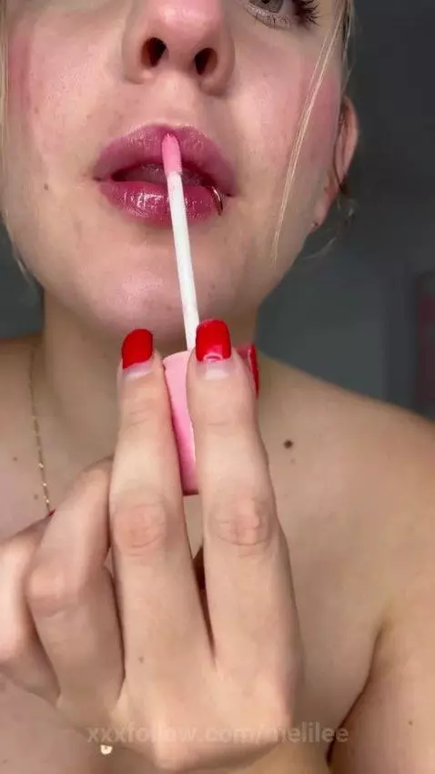 Very humid lips by melilee