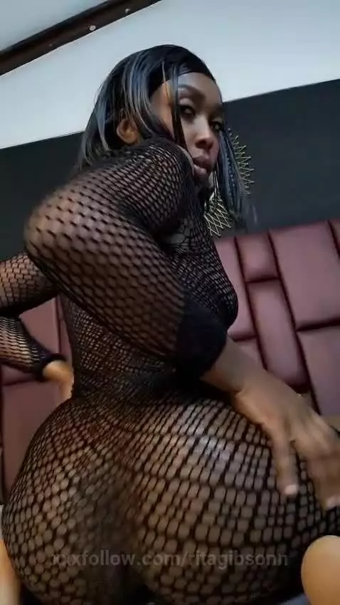 All eyes on the Queen — and she knows exactly how to rule. 😈 by ritagibsonn