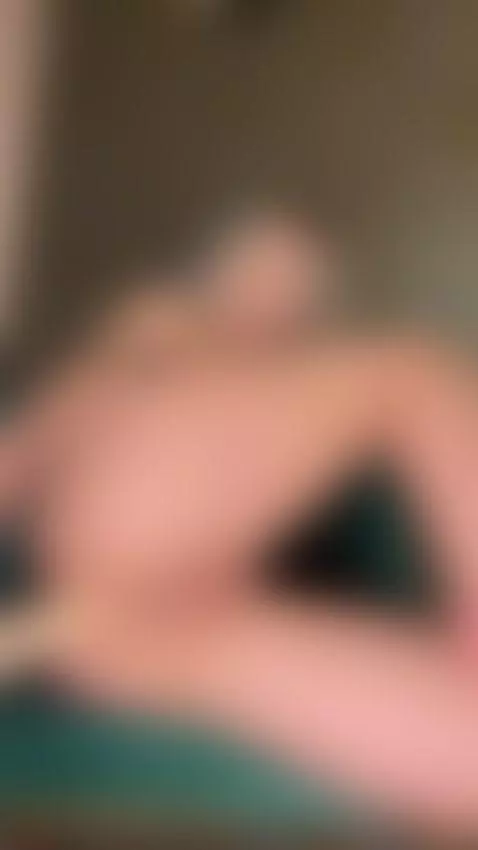 Watch thighs clench before squirt sprays across the floor by leslieshay